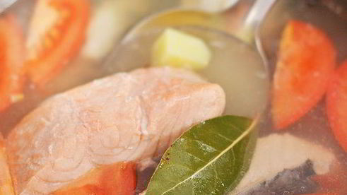 уха с картофелем и помидорами