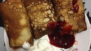 Блинчики с бананами черносливом и орехами