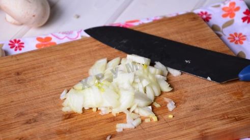 блины с грибами под голландским соусом