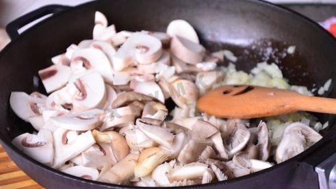 блины с грибами под голландским соусом