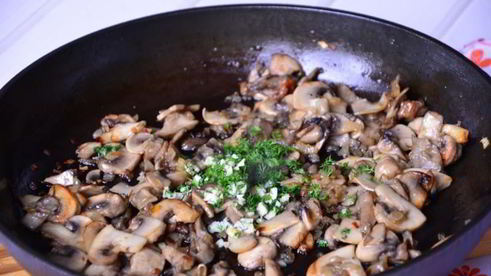 блины с грибами под голландским соусом