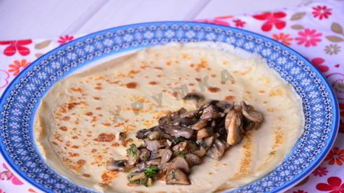 блины с грибами под голландским соусом