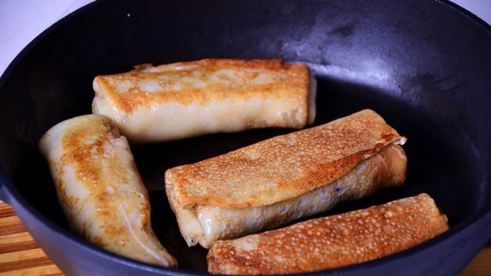 блины с грибами под голландским соусом