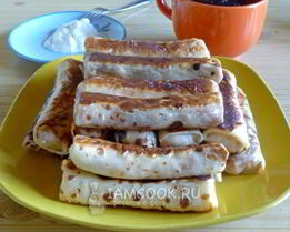 Блины с творогом, обжаренные на сливочном масле