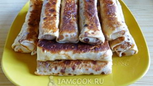 блины с творогом, обжаренные на сливочном масле