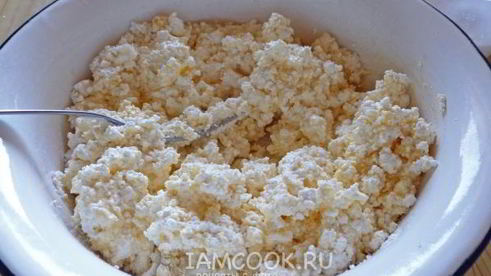 блины с творогом, обжаренные на сливочном масле