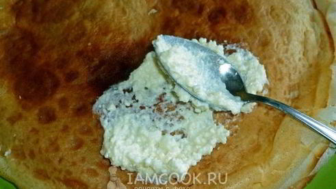 блины с творогом, обжаренные на сливочном масле