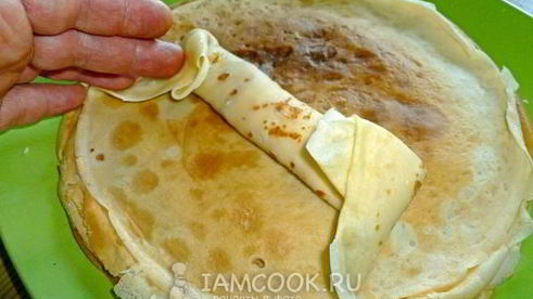 блины с творогом, обжаренные на сливочном масле