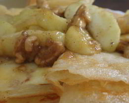 Миндальные блины с карамелизированными яблоками