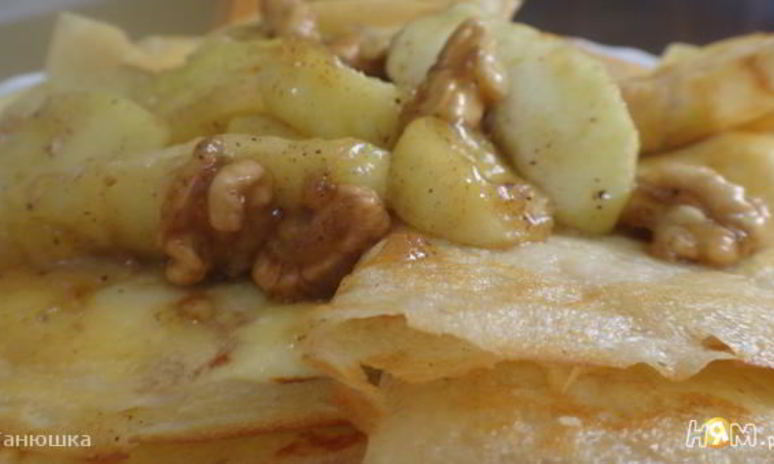 Рецепт миндальных блинов с карамелизированными яблоками