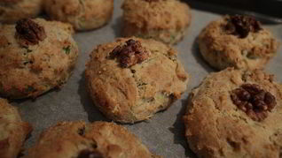 Английские булочки с грецкими орехами и сыром