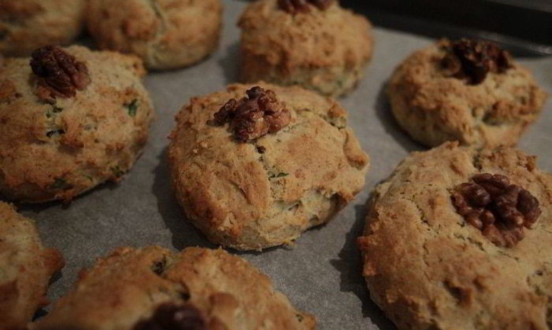 Рецепт английских булочек с грецкими орехами и сыром