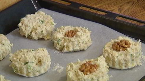 английские булочки с грецкими орехами и сыром