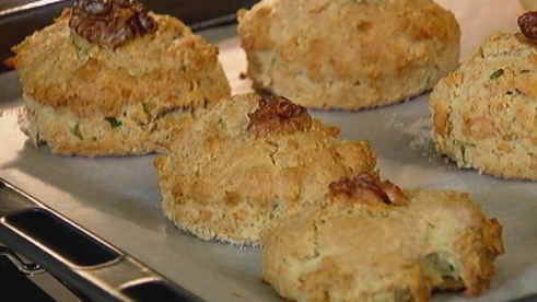 английские булочки с грецкими орехами и сыром