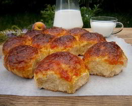 Булочки на фруктовом соке с персиковой глазурью