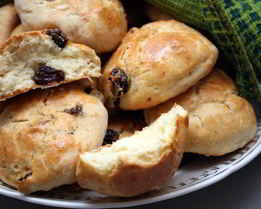 Булочки с изюмом