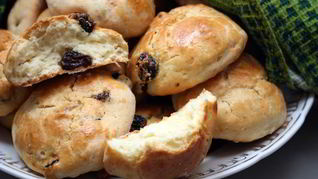 Булочки с изюмом