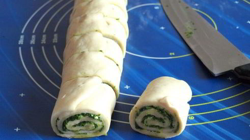 булочки с зеленым соусом