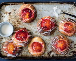 Булочки со сливами и сахарной глазурью