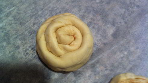 булочки улитки с корицей из слоеного теста
