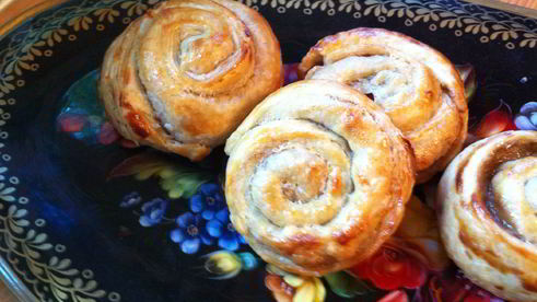 булочки улитки с корицей из слоеного теста