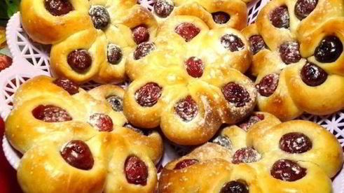 булочки вишневые цветы