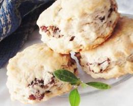 Быстрые сметанные булочки с изюмом и корицей