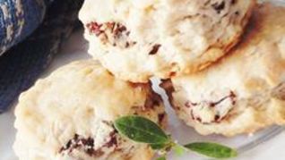 Быстрые сметанные булочки с изюмом и корицей