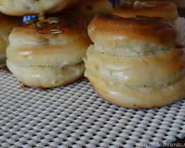 Дрожжевые булочки слоёные с тыквенными семечками