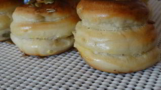 Дрожжевые булочки слоёные с тыквенными семечками