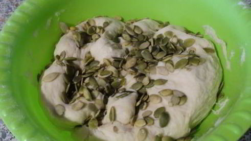 дрожжевые булочки слоёные с тыквенными семечками