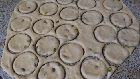 дрожжевые булочки слоёные с тыквенными семечками