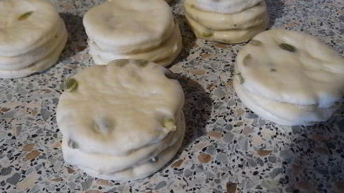 дрожжевые булочки слоёные с тыквенными семечками