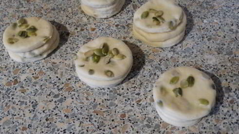 дрожжевые булочки слоёные с тыквенными семечками