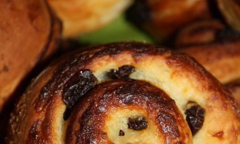 Рецепт французских булочек с изюмом