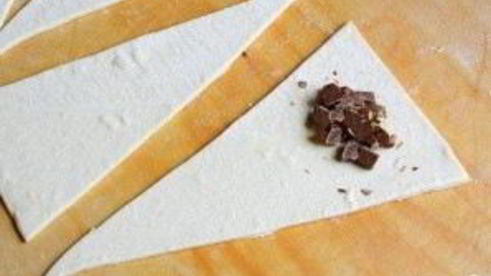 круассаны из слоеного теста с шоколадом