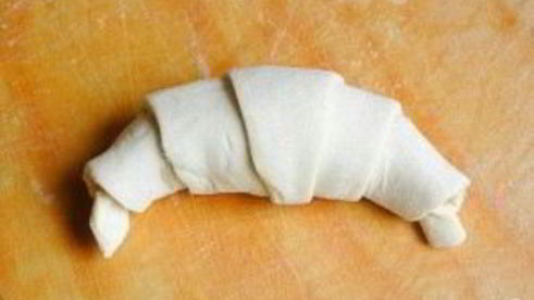 круассаны из слоеного теста с шоколадом