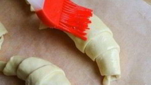 круассаны из слоеного теста с шоколадом