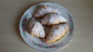 Круассаны с финиками и медом