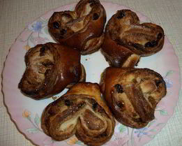 Плюшки с изюмом и корицей
