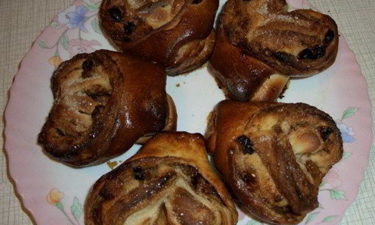 Рецепт плюшек с изюмом и корицей