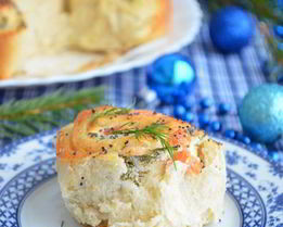 Праздничные булочки с копченым лососем и креветками