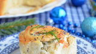 Праздничные булочки с копченым лососем и креветками