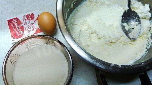 творожная ватрушка с повидлом из дрожжевого теста