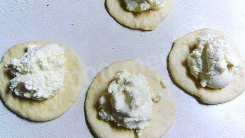 творожная ватрушка с повидлом из дрожжевого теста