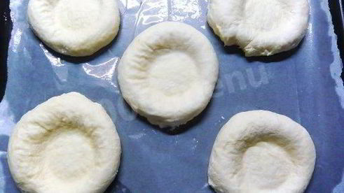 творожная ватрушка с повидлом из дрожжевого теста