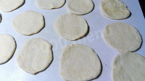 творожная ватрушка с повидлом из дрожжевого теста