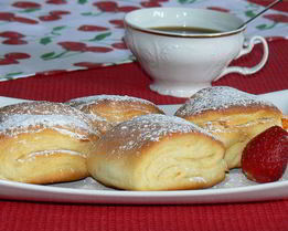 Творожные витые булочки с курагой