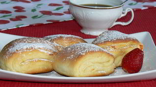 Творожные витые булочки с курагой