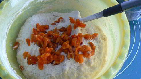 творожные витые булочки с курагой